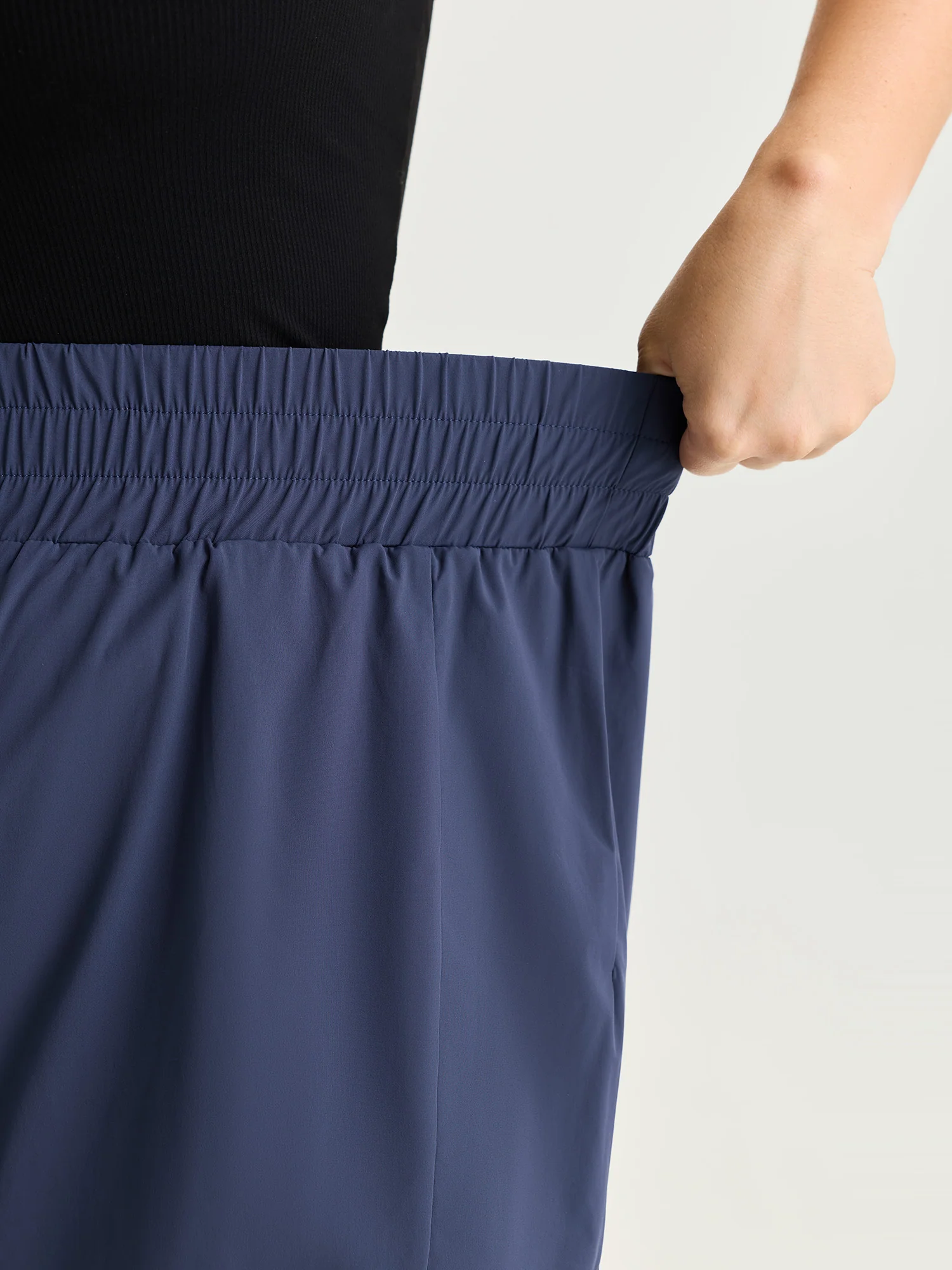 Stretchy Curvy Hem Shirred Waistband Shorts - Image 4